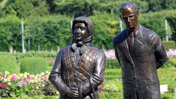 Queen Elizabeth’s Statue Controversy Sparks Social Media Uproar – Live Updates