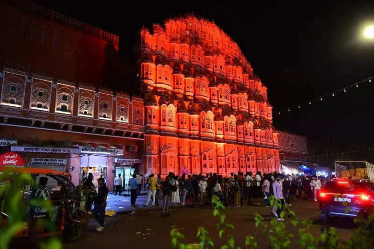 Markets all decked up as shoppers throng for Diwali