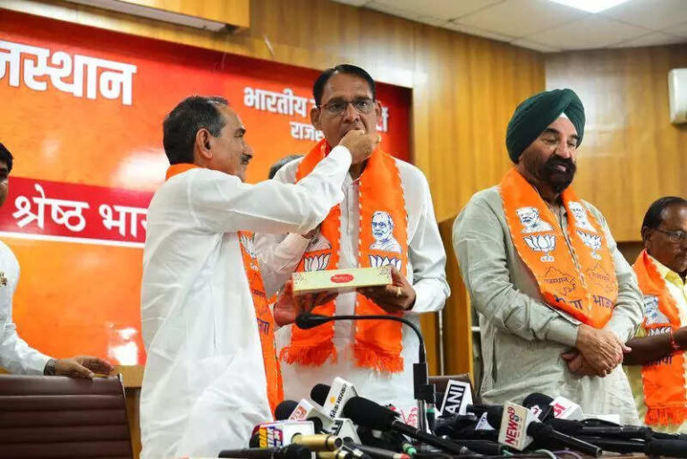 BJP, Cong scramble to rein in rebels