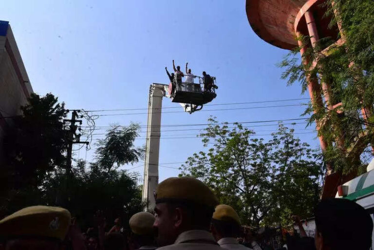 Min Kirori persuades SI exam protesters to end water tank protest