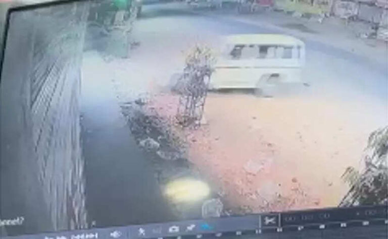 Criminals ram shutter of liquor store in Jaipur with SUV