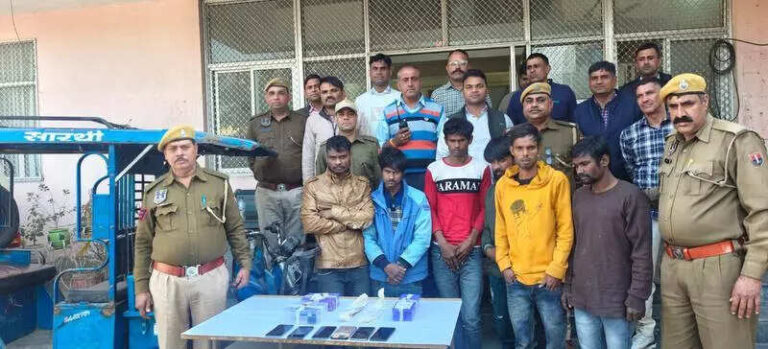 Cops foil robbery bid, nab six with weapons