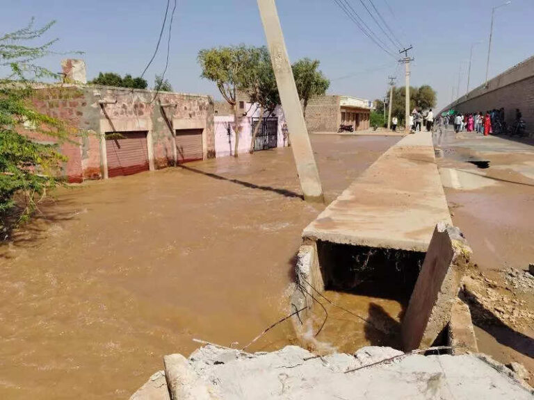 Over 50 houses submerged as pipeline bursts in Ramdevra