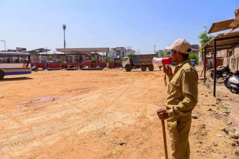 Residents of Shanti Colony request DM for solution to roadblock crisis