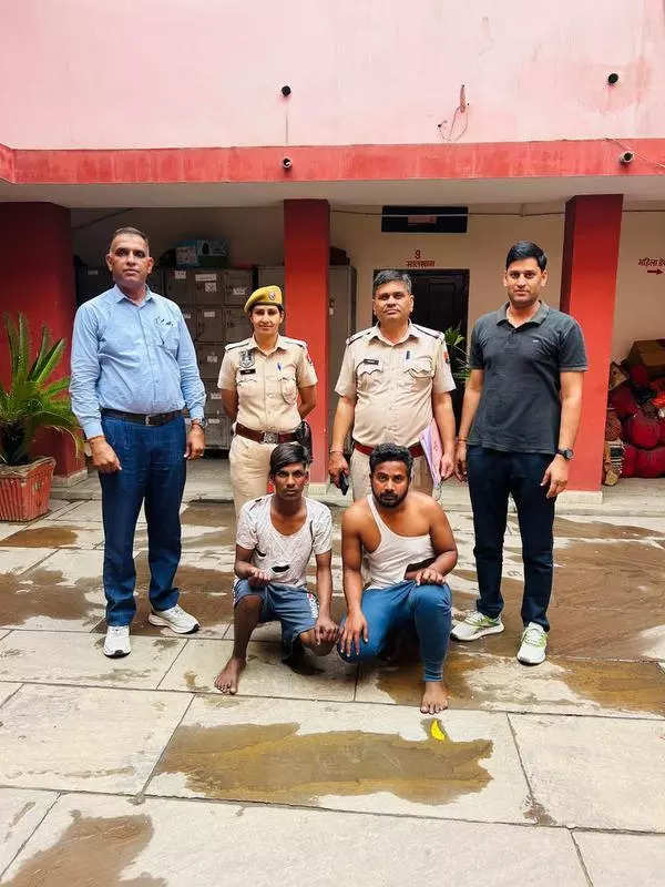 2 of gang held for using oil leak trick to steal valuables from cars