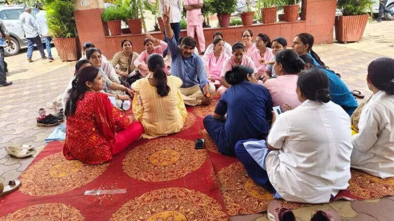 Paramedical staff strike work over parking at JK Lon hosp