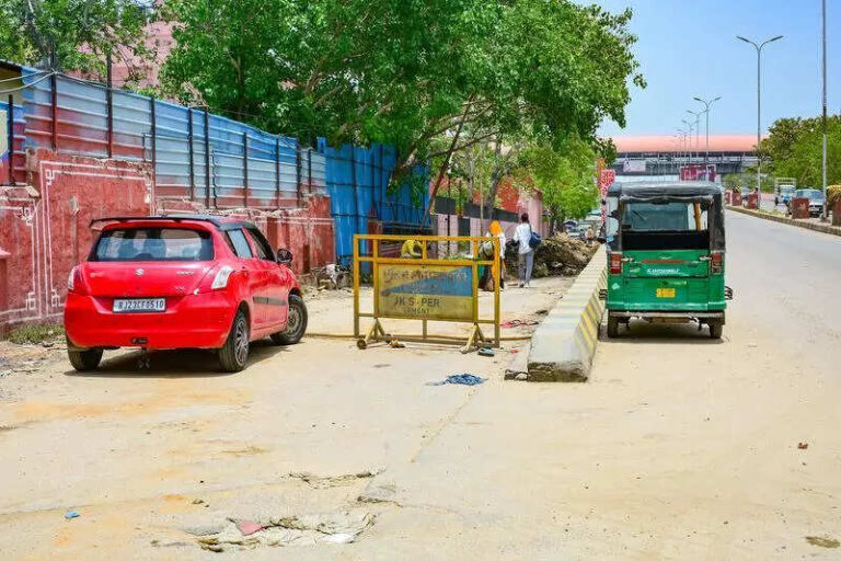 Chaos at Hasanpura side entry to Jaipur Junction amid construction, lax security