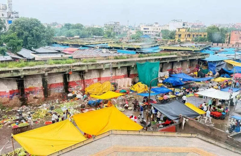 Illegal vegetable market at Lalkothi remains civic headache