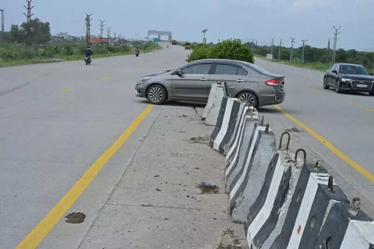 Unauthorised median cuts on Ring Road safety hazard for commuters
