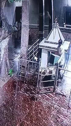 Thief bows, washes hands before stealing idols